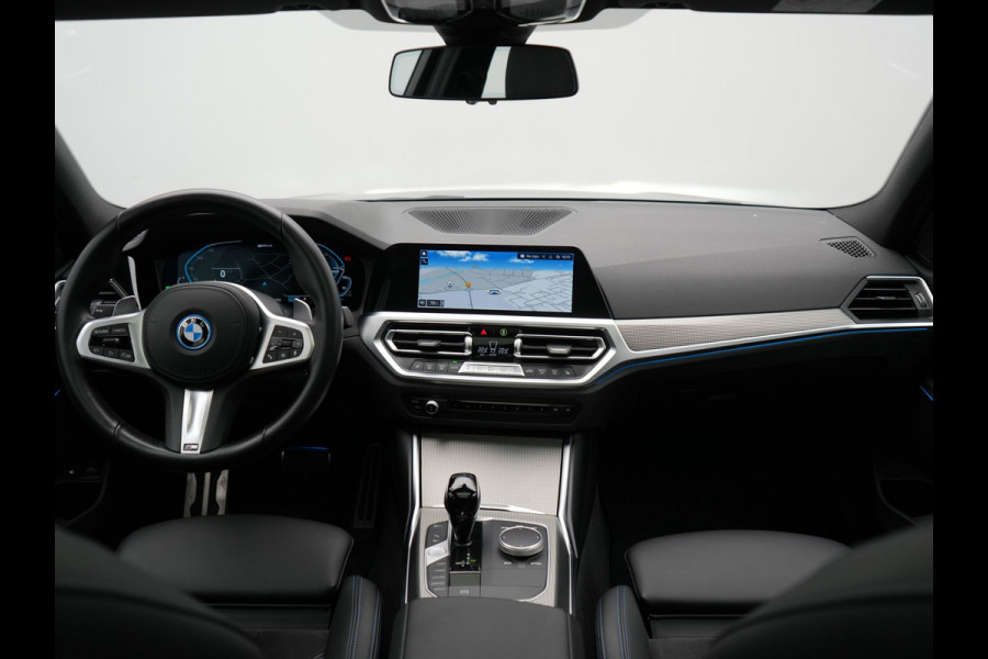 BMW 3 Serie Touring 320e M Sport Plug In Hybrid 204pk Dealer O.H. PHEV | Trekhaak Af Fabriek | Panodak | Camera | Adaptief Onderstel | 19"L.M | Alcantara Sportstoelen Memory & Verwarmd | Sfeerverlichting | Apple Carplay | Keyless | Navigatie | DAB |