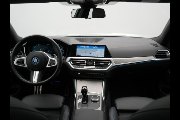BMW 3 Serie Touring 320e M Sport Plug In Hybrid 204pk Dealer O.H. PHEV | Trekhaak Af Fabriek | Panodak | Camera | Adaptief Onderstel | 19"L.M | Alcantara Sportstoelen Memory & Verwarmd | Sfeerverlichting | Apple Carplay | Keyless | Navigatie | DAB |