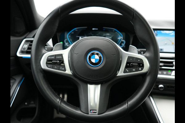 BMW 3 Serie Touring 320e M Sport Plug In Hybrid 204pk Dealer O.H. PHEV | Trekhaak Af Fabriek | Panodak | Camera | Adaptief Onderstel | 19"L.M | Alcantara Sportstoelen Memory & Verwarmd | Sfeerverlichting | Apple Carplay | Keyless | Navigatie | DAB |