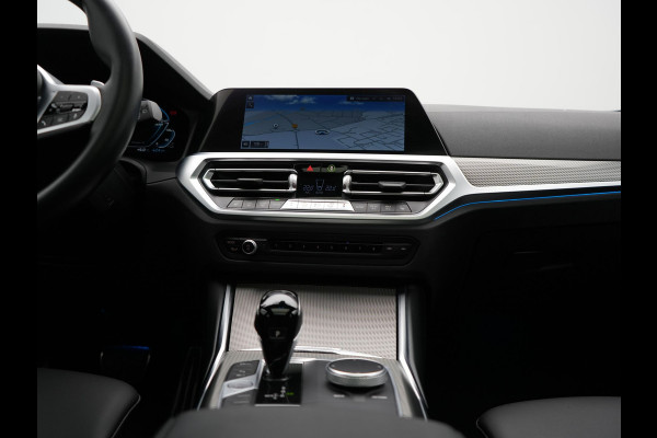 BMW 3 Serie Touring 320e M Sport Plug In Hybrid 204pk Dealer O.H. PHEV | Trekhaak Af Fabriek | Panodak | Camera | Adaptief Onderstel | 19"L.M | Alcantara Sportstoelen Memory & Verwarmd | Sfeerverlichting | Apple Carplay | Keyless | Navigatie | DAB |