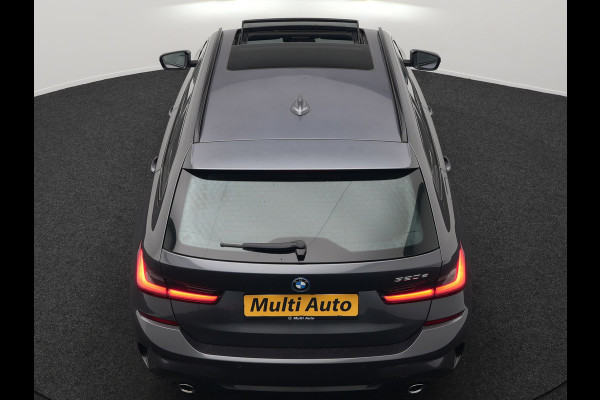 BMW 3 Serie Touring 320e M Sport Plug In Hybrid 204pk Dealer O.H. PHEV | Trekhaak Af Fabriek | Panodak | Camera | Adaptief Onderstel | 19"L.M | Alcantara Sportstoelen Memory & Verwarmd | Sfeerverlichting | Apple Carplay | Keyless | Navigatie | DAB |