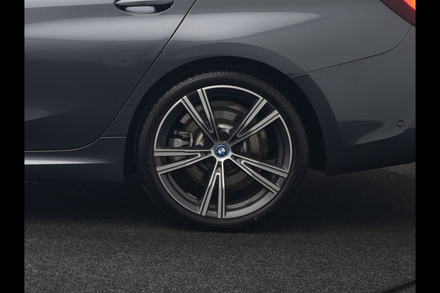 BMW 3 Serie Touring 320e M Sport Plug In Hybrid 204pk Dealer O.H. PHEV | Trekhaak Af Fabriek | Panodak | Camera | Adaptief Onderstel | 19"L.M | Alcantara Sportstoelen Memory & Verwarmd | Sfeerverlichting | Apple Carplay | Keyless | Navigatie | DAB |