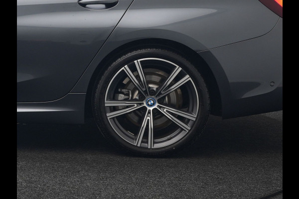 BMW 3 Serie Touring 320e M Sport Plug In Hybrid 204pk Dealer O.H. PHEV | Trekhaak Af Fabriek | Panodak | Camera | Adaptief Onderstel | 19"L.M | Alcantara Sportstoelen Memory & Verwarmd | Sfeerverlichting | Apple Carplay | Keyless | Navigatie | DAB |