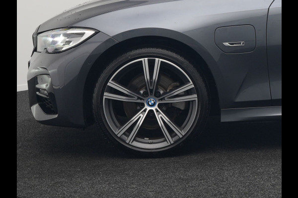BMW 3 Serie Touring 320e M Sport Plug In Hybrid 204pk Dealer O.H. PHEV | Trekhaak Af Fabriek | Panodak | Camera | Adaptief Onderstel | 19"L.M | Alcantara Sportstoelen Memory & Verwarmd | Sfeerverlichting | Apple Carplay | Keyless | Navigatie | DAB |