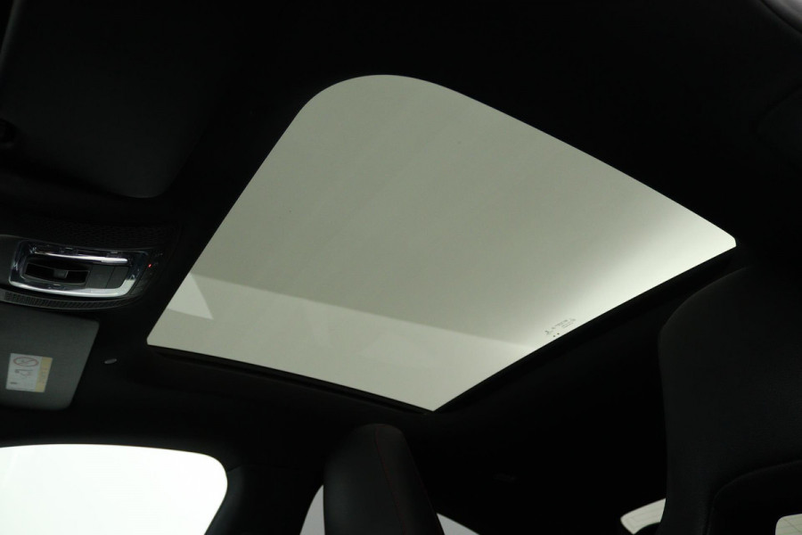 Mercedes-Benz CLA-Klasse 180 Business Solution AMG (PANORAMADAK, SFEERVERLICHTING, STOELVERWARMING, ACHTERUITRIJCAMERA)