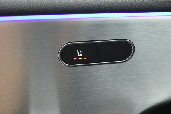 Mercedes-Benz CLA-Klasse 180 Business Solution AMG (PANORAMADAK, SFEERVERLICHTING, STOELVERWARMING, ACHTERUITRIJCAMERA)