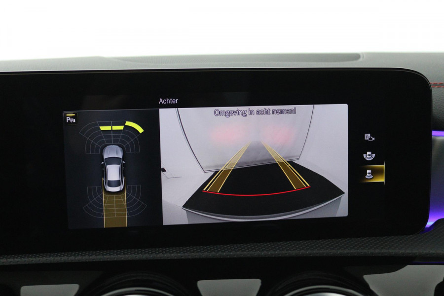 Mercedes-Benz CLA-Klasse 180 Business Solution AMG (PANORAMADAK, SFEERVERLICHTING, STOELVERWARMING, ACHTERUITRIJCAMERA)