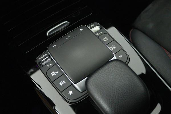 Mercedes-Benz CLA-Klasse 180 Business Solution AMG (PANORAMADAK, SFEERVERLICHTING, STOELVERWARMING, ACHTERUITRIJCAMERA)