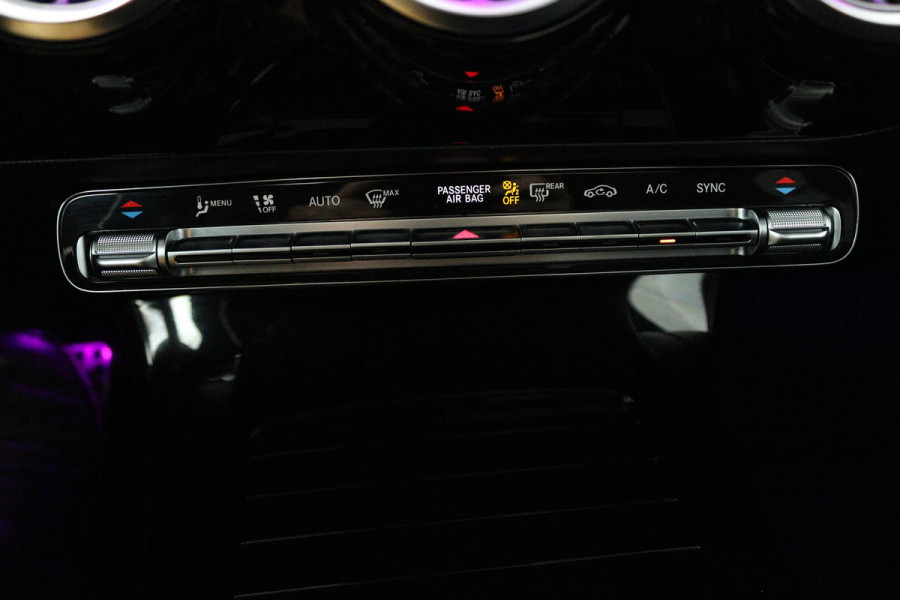 Mercedes-Benz CLA-Klasse 180 Business Solution AMG (PANORAMADAK, SFEERVERLICHTING, STOELVERWARMING, ACHTERUITRIJCAMERA)