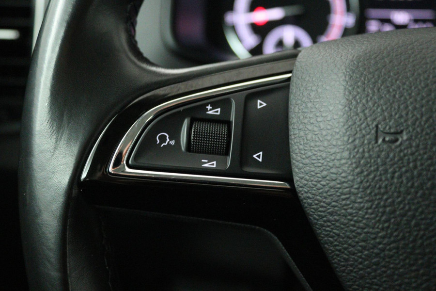 Škoda Karoq 1.0 TSI Ambition Business (PANORAMADAK, TREKHAAK, NAVIGATIE CARPLAY, AUTOMAAT)