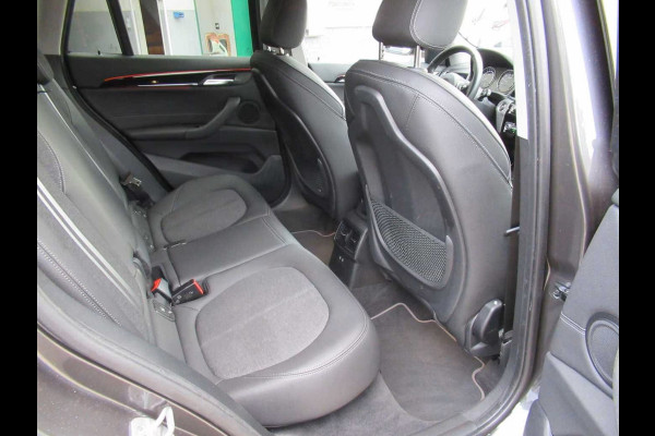 BMW X1 sDrive18i SPORTLINE ** LED, NAVI+, HALF-LEDER, TREKH, PRIVACY, ELECTR. A-KLEP ** 1e EIG - UNFALLFREI - 47 dkm (!) ** ** INFORMEER OOK NAAR ONZE AANTREKKELIJKE FINANCIAL-LEASE TARIEVEN **
