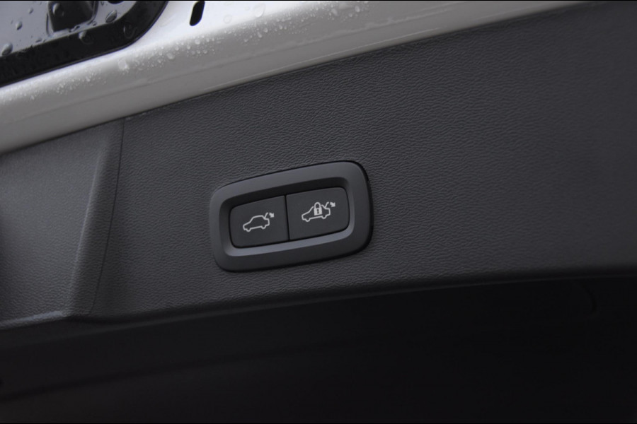 Volvo XC40 211PK Automaat B4 Ultimate Dark / Adaptieve cruise control / BLIS / Pixel LED / 20” velgen / Leder interieur / Stoel en stuurwielverwarming / 360 camera / Elektrische stoelen / Panoramadak