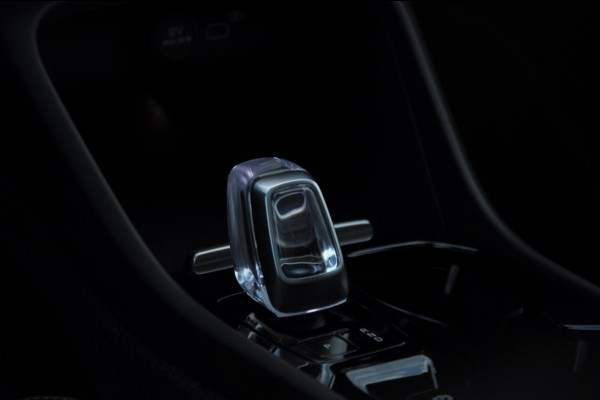 Volvo XC40 211PK Automaat B4 Ultimate Dark / Adaptieve cruise control / BLIS / Pixel LED / 20” velgen / Leder interieur / Stoel en stuurwielverwarming / 360 camera / Elektrische stoelen / Panoramadak