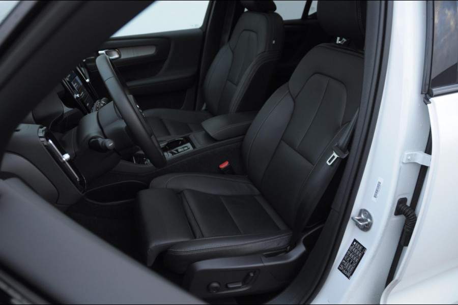 Volvo XC40 211PK Automaat B4 Ultimate Dark / Adaptieve cruise control / BLIS / Pixel LED / 20” velgen / Leder interieur / Stoel en stuurwielverwarming / 360 camera / Elektrische stoelen / Panoramadak