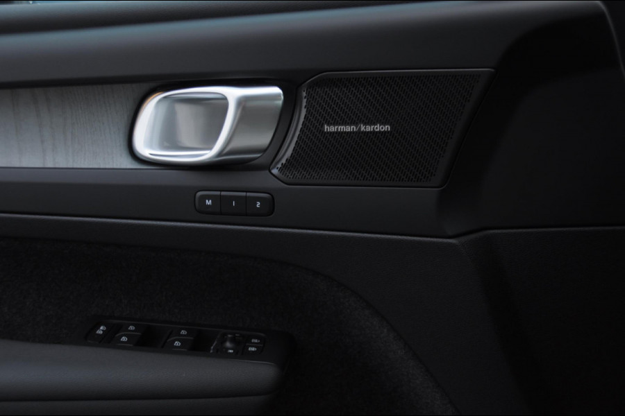 Volvo XC40 211PK Automaat B4 Ultimate Dark / Adaptieve cruise control / BLIS / Pixel LED / 20” velgen / Leder interieur / Stoel en stuurwielverwarming / 360 camera / Elektrische stoelen / Panoramadak