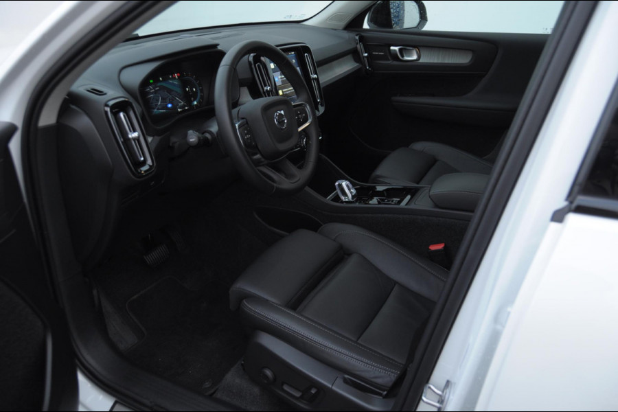 Volvo XC40 211PK Automaat B4 Ultimate Dark / Adaptieve cruise control / BLIS / Pixel LED / 20” velgen / Leder interieur / Stoel en stuurwielverwarming / 360 camera / Elektrische stoelen / Panoramadak