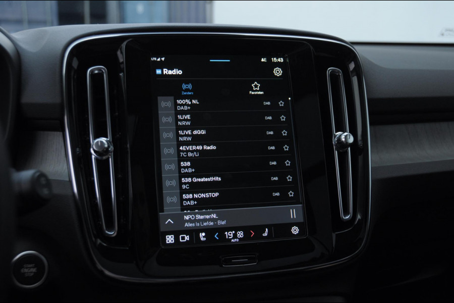 Volvo XC40 211PK Automaat B4 Ultimate Dark / Adaptieve cruise control / BLIS / Pixel LED / 20” velgen / Leder interieur / Stoel en stuurwielverwarming / 360 camera / Elektrische stoelen / Panoramadak