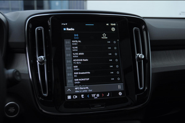 Volvo XC40 211PK Automaat B4 Ultimate Dark / Adaptieve cruise control / BLIS / Pixel LED / 20” velgen / Leder interieur / Stoel en stuurwielverwarming / 360 camera / Elektrische stoelen / Panoramadak