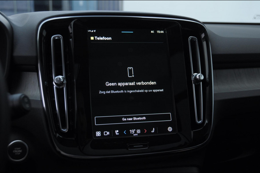 Volvo XC40 211PK Automaat B4 Ultimate Dark / Adaptieve cruise control / BLIS / Pixel LED / 20” velgen / Leder interieur / Stoel en stuurwielverwarming / 360 camera / Elektrische stoelen / Panoramadak