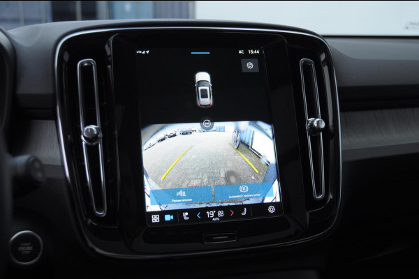 Volvo XC40 211PK Automaat B4 Ultimate Dark / Adaptieve cruise control / BLIS / Pixel LED / 20” velgen / Leder interieur / Stoel en stuurwielverwarming / 360 camera / Elektrische stoelen / Panoramadak