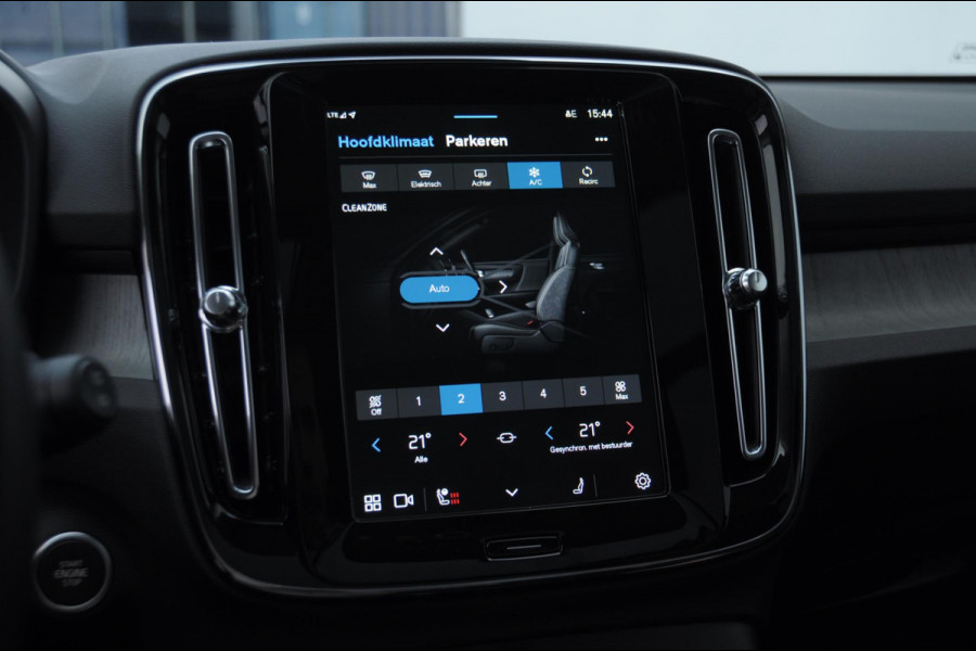 Volvo XC40 211PK Automaat B4 Ultimate Dark / Adaptieve cruise control / BLIS / Pixel LED / 20” velgen / Leder interieur / Stoel en stuurwielverwarming / 360 camera / Elektrische stoelen / Panoramadak