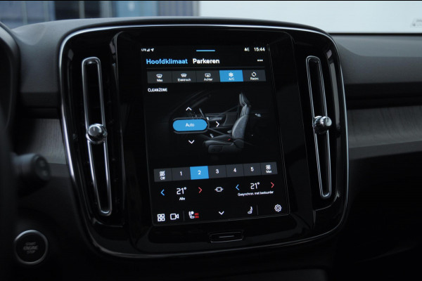 Volvo XC40 211PK Automaat B4 Ultimate Dark / Adaptieve cruise control / BLIS / Pixel LED / 20” velgen / Leder interieur / Stoel en stuurwielverwarming / 360 camera / Elektrische stoelen / Panoramadak