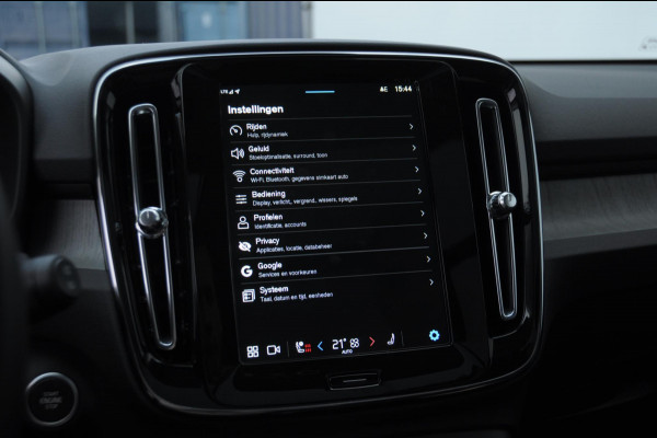 Volvo XC40 211PK Automaat B4 Ultimate Dark / Adaptieve cruise control / BLIS / Pixel LED / 20” velgen / Leder interieur / Stoel en stuurwielverwarming / 360 camera / Elektrische stoelen / Panoramadak