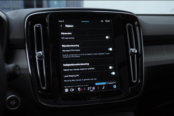 Volvo XC40 211PK Automaat B4 Ultimate Dark / Adaptieve cruise control / BLIS / Pixel LED / 20” velgen / Leder interieur / Stoel en stuurwielverwarming / 360 camera / Elektrische stoelen / Panoramadak