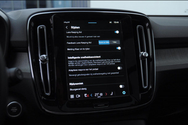 Volvo XC40 211PK Automaat B4 Ultimate Dark / Adaptieve cruise control / BLIS / Pixel LED / 20” velgen / Leder interieur / Stoel en stuurwielverwarming / 360 camera / Elektrische stoelen / Panoramadak