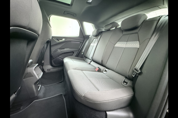 Audi Q4 e-tron L.E. Advanced Plus Pano-dak-Schuifdak Adap.Cruise W-pomp Navi-Plus Sportst.+Verwarmd PDC-a+v Matrix Led Camera Lmv 19" Elek.Achterklep Virtual Cockpit E-Call Bordherkenning Audi Connect +Phone-Box Keyless-Go A-Licht-Dynamisch S.O.H. 92% 1e Eigenaar Origineel Nederlandse Auto €56.174,- Nieuwprijs
