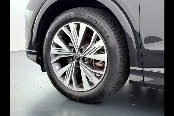 Audi Q4 e-tron L.E. Advanced Plus Pano-dak-Schuifdak Adap.Cruise W-pomp Navi-Plus Sportst.+Verwarmd PDC-a+v Matrix Led Camera Lmv 19" Elek.Achterklep Virtual Cockpit E-Call Bordherkenning Audi Connect +Phone-Box Keyless-Go A-Licht-Dynamisch S.O.H. 92% 1e Eigenaar Origineel Nederlandse Auto €56.174,- Nieuwprijs