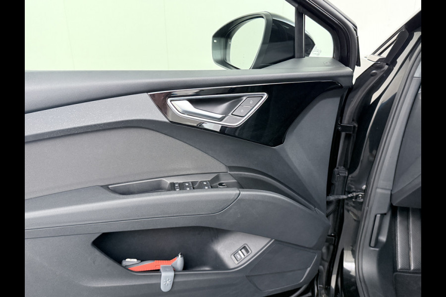 Audi Q4 e-tron L.E. Advanced Plus Pano-dak-Schuifdak Adap.Cruise W-pomp Navi-Plus Sportst.+Verwarmd PDC-a+v Matrix Led Camera Lmv 19" Elek.Achterklep Virtual Cockpit E-Call Bordherkenning Audi Connect +Phone-Box Keyless-Go A-Licht-Dynamisch S.O.H. 92% 1e Eigenaar Origineel Nederlandse Auto €56.174,- Nieuwprijs