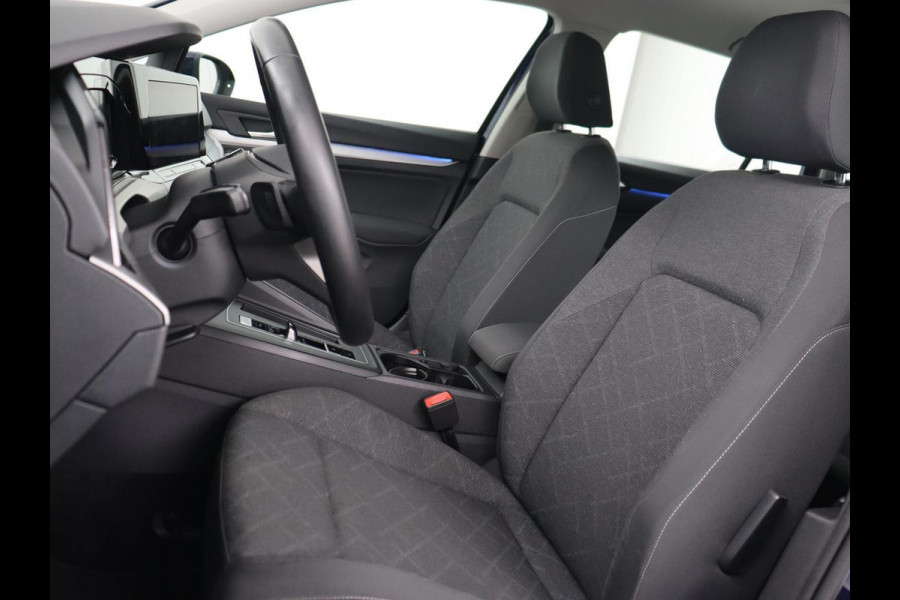 Volkswagen Golf 1.0 eTSI Life | Trekhaak | Full LED | Carplay | Navigatie | Adaptive cruise | Parkeerhulp | Digital Cockpit | Sfeerverlichting | Climate control