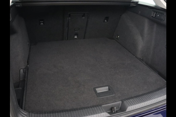 Volkswagen Golf 1.0 eTSI Life | Trekhaak | Full LED | Carplay | Navigatie | Adaptive cruise | Parkeerhulp | Digital Cockpit | Sfeerverlichting | Climate control