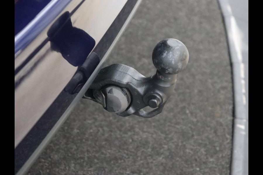 Volkswagen Golf 1.0 eTSI Life | Trekhaak | Full LED | Carplay | Navigatie | Adaptive cruise | Parkeerhulp | Digital Cockpit | Sfeerverlichting | Climate control