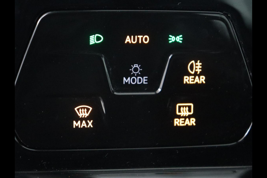 Volkswagen Golf 1.0 eTSI Life | Trekhaak | Full LED | Carplay | Navigatie | Adaptive cruise | Parkeerhulp | Digital Cockpit | Sfeerverlichting | Climate control