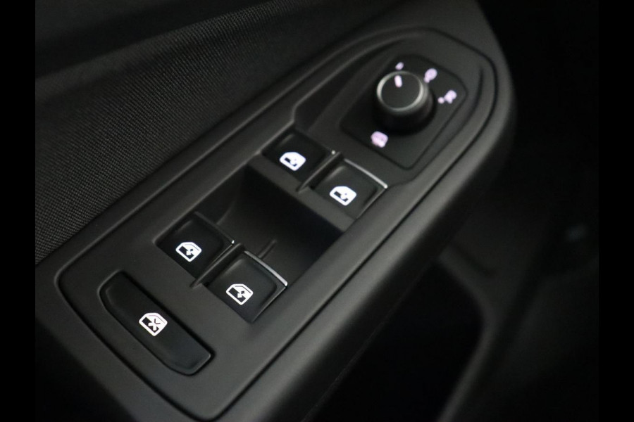 Volkswagen Golf 1.0 eTSI Life | Trekhaak | Full LED | Carplay | Navigatie | Adaptive cruise | Parkeerhulp | Digital Cockpit | Sfeerverlichting | Climate control