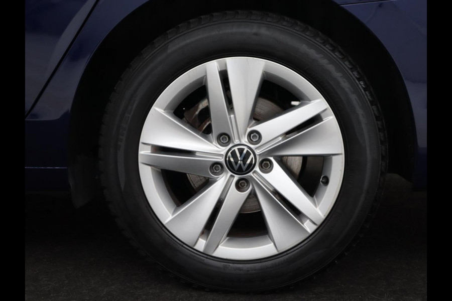 Volkswagen Golf 1.0 eTSI Life | Trekhaak | Full LED | Carplay | Navigatie | Adaptive cruise | Parkeerhulp | Digital Cockpit | Sfeerverlichting | Climate control