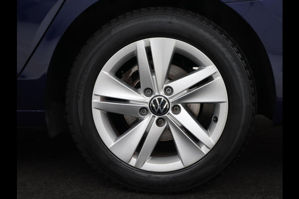 Volkswagen Golf 1.0 eTSI Life | Trekhaak | Full LED | Carplay | Navigatie | Adaptive cruise | Parkeerhulp | Digital Cockpit | Sfeerverlichting | Climate control