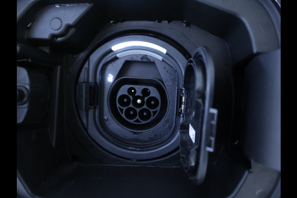 Mercedes-Benz CLA-Klasse 250 e AMG Plug-In Hybride AMG LIne | Night PAkket | 19 Inch AMG Velgen | Dodehoek Assist | Multibeam Koplampen | 11kW Laden. Inclusief 48 maanden MB Certified garantie voor Europa.