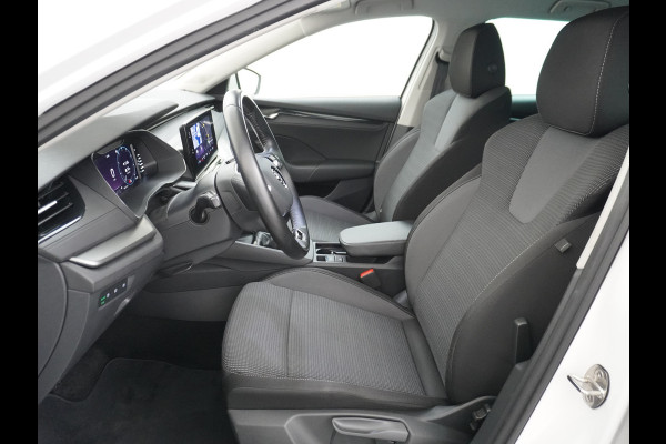 Škoda Octavia Combi T 111PK Navi Trekhaak Apple Carplay Android Virtual Cockpit Elek.Achtreklep Pdc Navi Ecc Cruise Control Business Edition Stoel+Stuurverwarming Lmv Sunset DAB Led  Keyless 1e Eigenaar Origineel Nederlandse Auto 1300kg trekvermogen