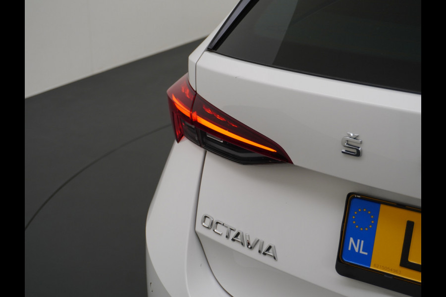 Škoda Octavia Combi T 111PK Navi Trekhaak Apple Carplay Android Virtual Cockpit Elek.Achtreklep Pdc Navi Ecc Cruise Control Business Edition Stoel+Stuurverwarming Lmv Sunset DAB Led  Keyless 1e Eigenaar Origineel Nederlandse Auto 1300kg trekvermogen