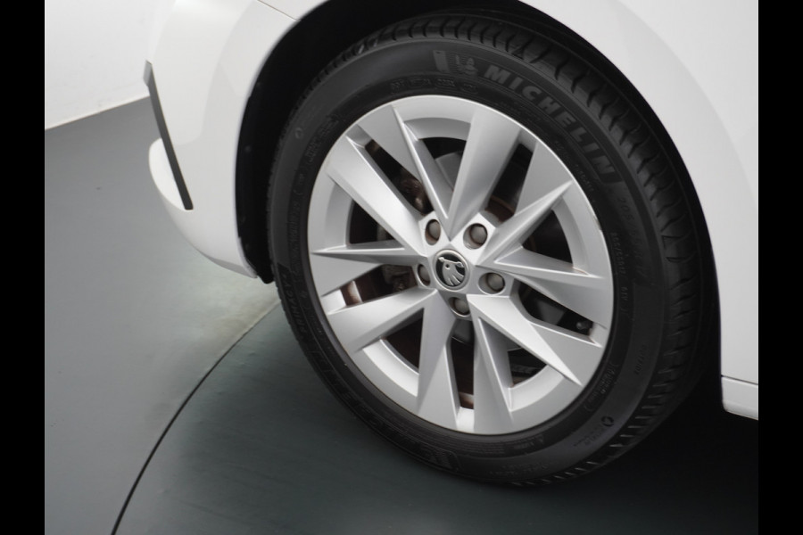 Škoda Octavia Combi T 111PK Navi Trekhaak Apple Carplay Android Virtual Cockpit Elek.Achtreklep Pdc Navi Ecc Cruise Control Business Edition Stoel+Stuurverwarming Lmv Sunset DAB Led  Keyless 1e Eigenaar Origineel Nederlandse Auto 1300kg trekvermogen