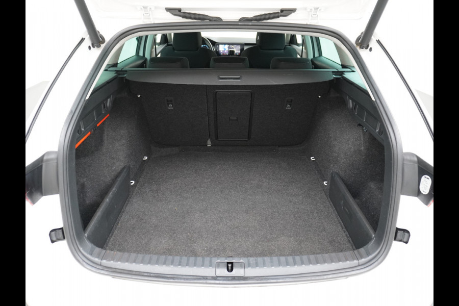 Škoda Octavia Combi T 111PK Navi Trekhaak Apple Carplay Android Virtual Cockpit Elek.Achtreklep Pdc Navi Ecc Cruise Control Business Edition Stoel+Stuurverwarming Lmv Sunset DAB Led  Keyless 1e Eigenaar Origineel Nederlandse Auto 1300kg trekvermogen