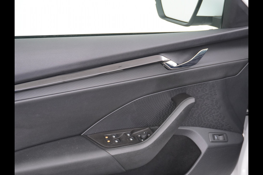 Škoda Octavia Combi T 111PK Navi Trekhaak Apple Carplay Android Virtual Cockpit Elek.Achtreklep Pdc Navi Ecc Cruise Control Business Edition Stoel+Stuurverwarming Lmv Sunset DAB Led  Keyless 1e Eigenaar Origineel Nederlandse Auto 1300kg trekvermogen