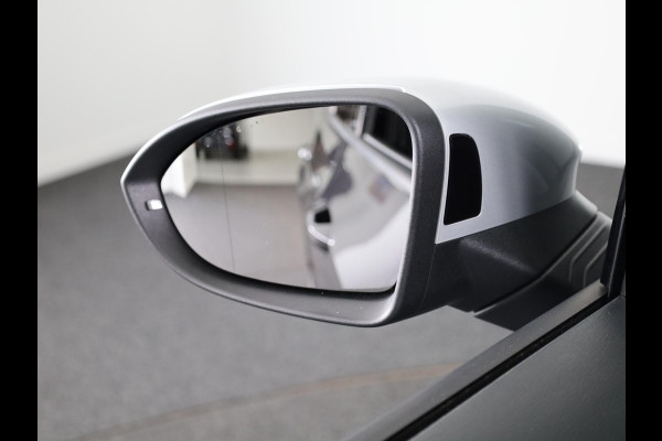 Volkswagen ID.3 First Max 58 kWh 204 pk | Navigatie | Panoramadak | Parkeersensoren | Achteruitrijcamera | Matrix LED koplampen | Stoelverwarming |