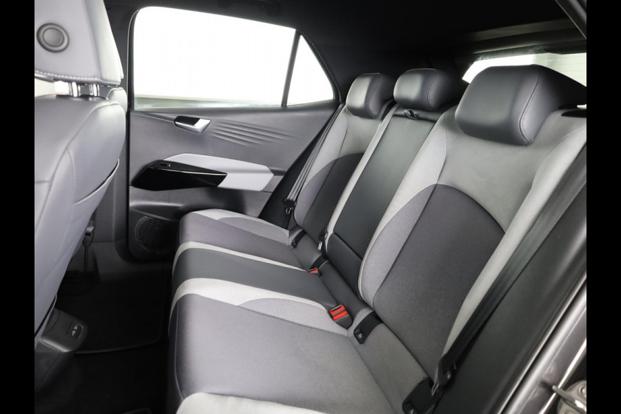 Volkswagen ID.3 First Max 58 kWh 204 pk | Navigatie | Panoramadak | Parkeersensoren | Achteruitrijcamera | Matrix LED koplampen | Stoelverwarming |