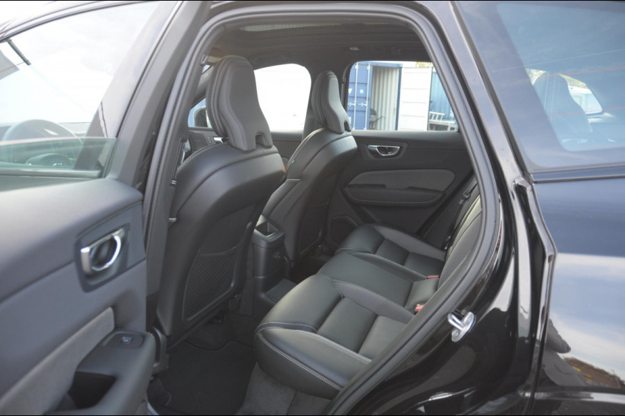 Volvo XC60 T6 350PK Automaat AWD Plus Black Edition / Trekhaak / Panoramadak / BLIS / Adaptieve cruise control / Keyless entry / Stoel - en stuurwielverwarming / elektrische stoelen met geheugen / Parkeersensoren met 360 camera / Elektrische achterklep
