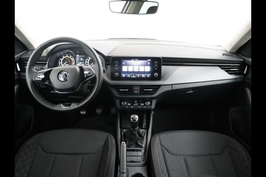 Škoda Kamiq T 111pk Apple Carplay Android-Navi Pdc DAB App-Connect CruiseControl Smartlink Usb Ecc Dakrails Led Lane/Front-Assist Isofix Dab VerwarmdeSpiegels Aut.Verlichting VerstelbareStoelen/Stuur 16''LM NL-auto Hoge Instap Ambition 1.0 TSI