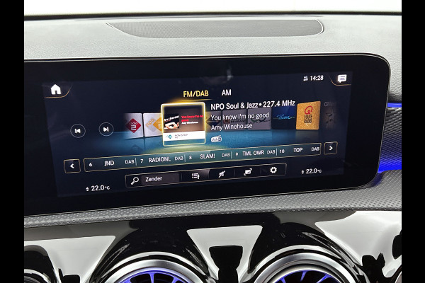 Mercedes-Benz A-Klasse 180 Business Solution Luxury Ledkoplampen | Achteruitrijcamera | Sfeerverlichting | Spiegelpakket. Inclusief 24 maanden Mercedes-Benz Certified garantie voor Europa.